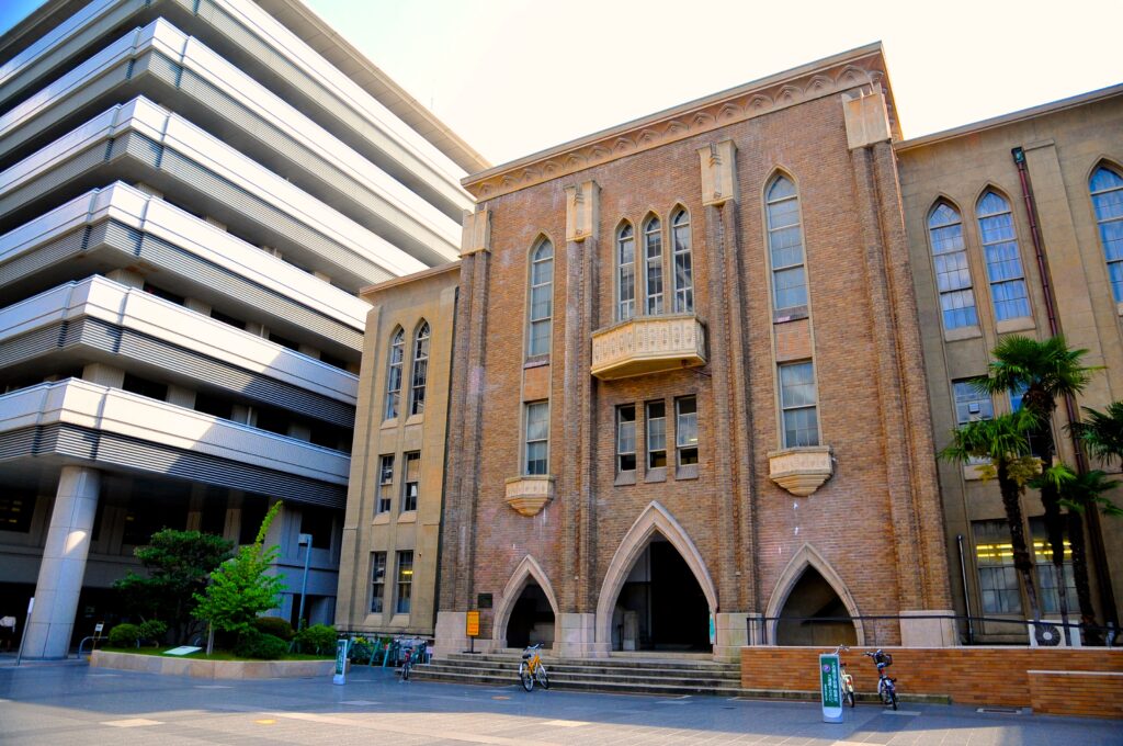 京都府立医科大学の旧校舎の正面写真
