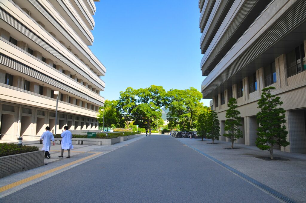 京都府立医科大学病院の正面の写真
