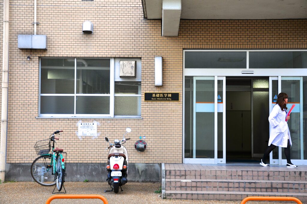 奈良県立医科大学病院の裏口の写真