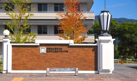 京都府立医科大学大学正面の写真