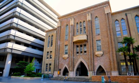 京都府立医科大学の旧校舎の正面写真