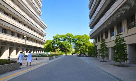 京都府立医科大学病院の正面の写真