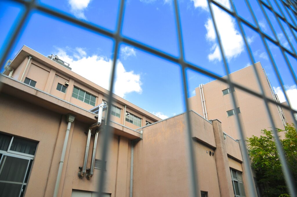 奈良県立医科大学金網越しの校舎の写真