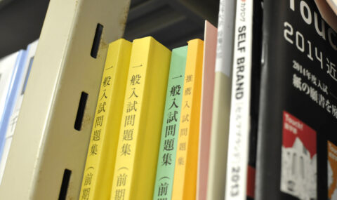 近畿大学医学部過去問が書棚に並んでいる写真