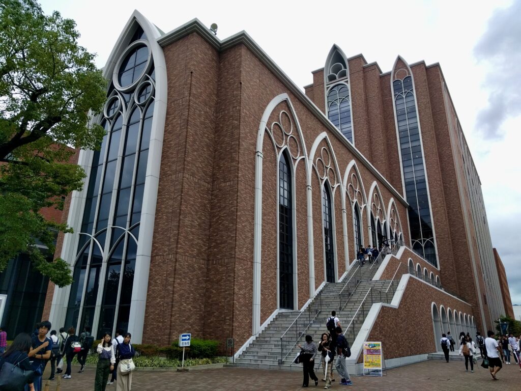 近畿大学東大阪キャンパスB館正面の写真