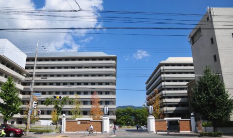 京都府立医科大学と大学病院の正面からの写真