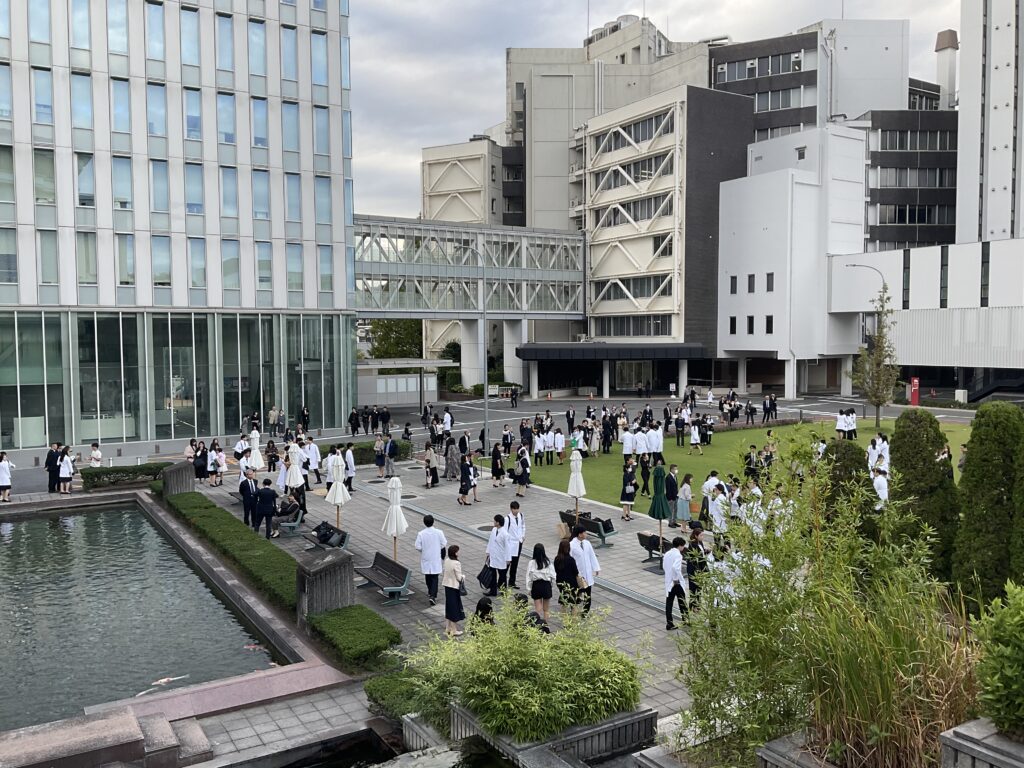 藤田医科大学白衣式の写真