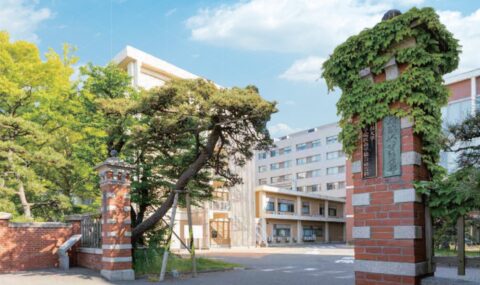新潟大学医学部正門
