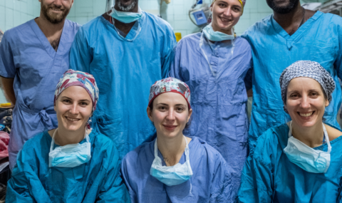 人道支援を行う医師イメージ